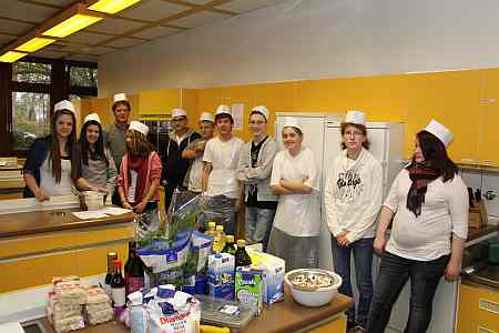 Leckeres wurde in der Gro&szlig;k&uuml;che produziert und probiert.