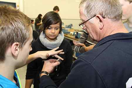 Erklärungen im der Metallwerkstatt.