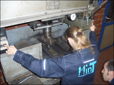MinT: M&auml;dchen in Technik